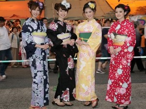 日本夏季，总是有着数不清的“夏日活动”，比如烟花大会、祭典。浴衣是日本夏季烟花大会等活动时期最适合穿着的服饰，即便是平时对浴衣不感兴趣的日本年轻人在该时期也会尝试穿着，可见其魅力度之高。